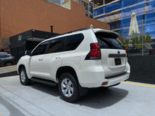 Cargar imagen en el visor de la galería, Toyota Prado TXL Modelo 2023
