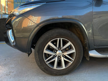 Cargar imagen en el visor de la galería, Toyota Fortuner SRV Modelo 2017
