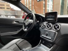 Cargar imagen en el visor de la galería, Mercedes-Benz A 200 HatchBack Modelo 2018
