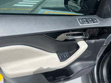 Cargar imagen en el visor de la galería, Jaguar F Pace R Sport Modelo 2018
