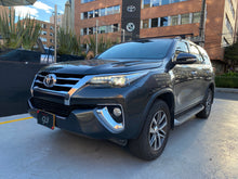 Cargar imagen en el visor de la galería, Toyota Fortuner SRV Modelo 2017
