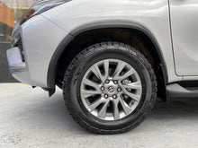 Cargar imagen en el visor de la galería, Toyota Fortuner SR Modelo 2022
