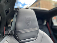 Cargar imagen en el visor de la galería, Porsche Cayenne Coupé Platinum Edition Modelo 2023
