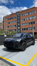 Cargar imagen en el visor de la galería, Porsche Cayenne Coupé Platinum Edition Modelo 2023
