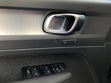 Cargar imagen en el visor de la galería, Volvo XC40 Momentum T4 Modelo 2021
