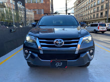 Cargar imagen en el visor de la galería, Toyota Fortuner SRV Modelo 2017
