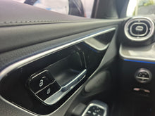 Cargar imagen en el visor de la galería, Mercedes-Benz C200 Modelo 2022
