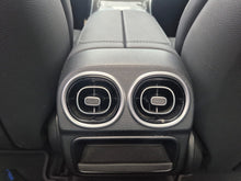 Cargar imagen en el visor de la galería, Mercedes-Benz C200 Modelo 2022
