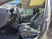 Cargar imagen en el visor de la galería, Mercedes-Benz GLA200 Modelo 2020
