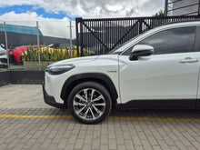 Cargar imagen en el visor de la galería, Toyota Corolla Cross SE-G Modelo 2017
