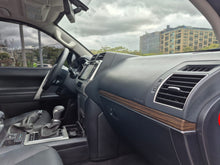 Cargar imagen en el visor de la galería, Toyota Prado Vx Modelo 2020 BLINDADA
