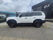 Cargar imagen en el visor de la galería, Toyota Land Cruiser TX Modelo 2025
