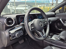 Cargar imagen en el visor de la galería, Mercedes-Benz A200 Modelo 2019
