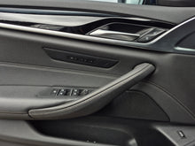 Cargar imagen en el visor de la galería, BMW 530I Modelo 2021
