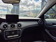 Cargar imagen en el visor de la galería, Mercedes-Benz GLA200 Modelo 2020
