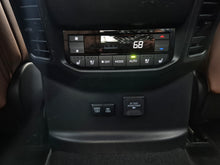 Cargar imagen en el visor de la galería, Toyota Sequoia 1794 TRD Modelo 2026
