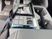 Cargar imagen en el visor de la galería, Toyota Land Cruiser TX Modelo 2025
