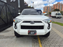 Cargar imagen en el visor de la galería, Toyota 4Runner Modelo 2021
