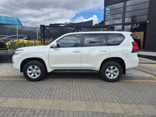 Cargar imagen en el visor de la galería, Toyota Prado TXL Modelo 2024
