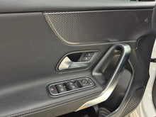 Cargar imagen en el visor de la galería, Mercedes-Benz A200 Modelo 2019
