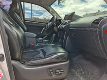 Cargar imagen en el visor de la galería, Toyota Prado TXL Modelo 2015
