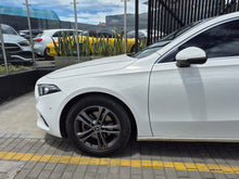 Cargar imagen en el visor de la galería, Mercedes-Benz A200 Modelo 2019
