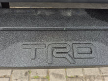 Cargar imagen en el visor de la galería, Toyota Sequoia 1794 TRD Modelo 2026
