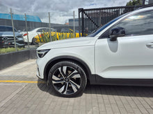Cargar imagen en el visor de la galería, Volvo XC40 B5 Modelo 2023
