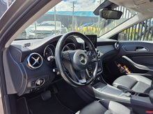 Cargar imagen en el visor de la galería, Mercedes-Benz GLA 200 Modelo 2019
