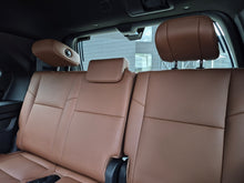 Cargar imagen en el visor de la galería, Toyota Sequoia 1794 TRD Modelo 2026
