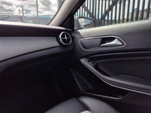 Cargar imagen en el visor de la galería, Mercedes-Benz GLA200 Modelo 2020
