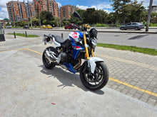 Cargar imagen en el visor de la galería, BMW F900R Modelo 2024
