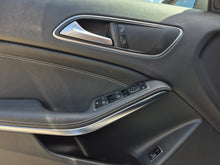 Cargar imagen en el visor de la galería, Mercedes-Benz GLA200 Modelo 2020
