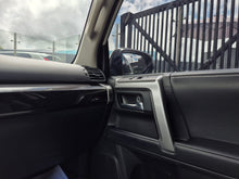 Cargar imagen en el visor de la galería, Toyota 4Runner Modelo 2021
