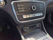 Cargar imagen en el visor de la galería, Mercedes-Benz GLA 200 Modelo 2019
