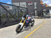 Cargar imagen en el visor de la galería, BMW F900R Modelo 2024
