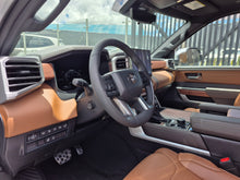 Cargar imagen en el visor de la galería, Toyota Sequoia 1794 TRD Modelo 2026
