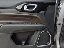 Cargar imagen en el visor de la galería, JEEP COMMANDER Modelo 2023
