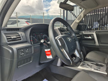 Cargar imagen en el visor de la galería, Toyota 4Runner Modelo 2021
