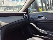 Cargar imagen en el visor de la galería, Mercedes-Benz GLA 200 Modelo 2019
