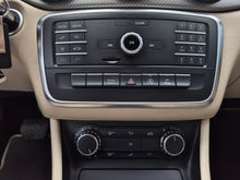 Cargar imagen en el visor de la galería, Mercedes-Benz Gla 200 Modelo 2017
