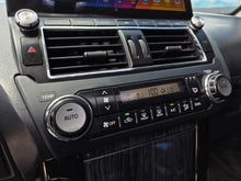 Cargar imagen en el visor de la galería, Toyota Prado TXL Modelo 2015
