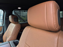 Cargar imagen en el visor de la galería, Toyota Sequoia 1794 TRD Modelo 2026
