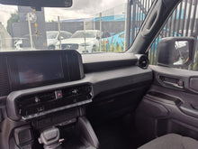Cargar imagen en el visor de la galería, Toyota Land Cruiser TX Modelo 2025
