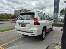 Cargar imagen en el visor de la galería, Toyota Prado TXL Modelo 2024
