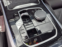 Cargar imagen en el visor de la galería, BMW X5 M60I XDRIVE Modelo 2024
