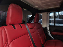 Cargar imagen en el visor de la galería, Jeep Wrangler Sahara Modelo 2023
