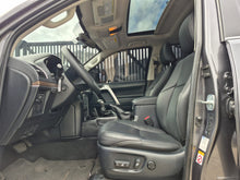 Cargar imagen en el visor de la galería, Toyota Prado Vx Modelo 2020 BLINDADA
