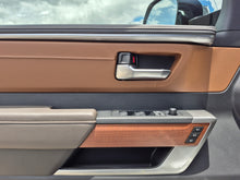 Cargar imagen en el visor de la galería, Toyota Sequoia 1794 TRD Modelo 2026

