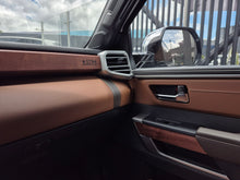 Cargar imagen en el visor de la galería, Toyota Sequoia 1794 TRD Modelo 2026
